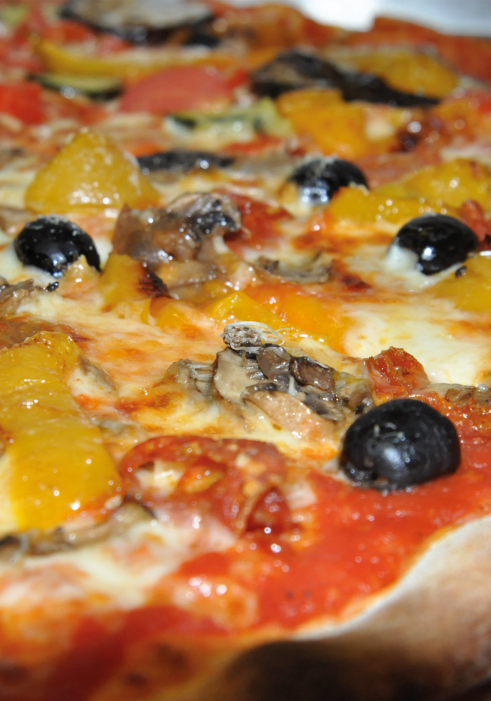 pizza con peperoni, olive, funghi, salamino