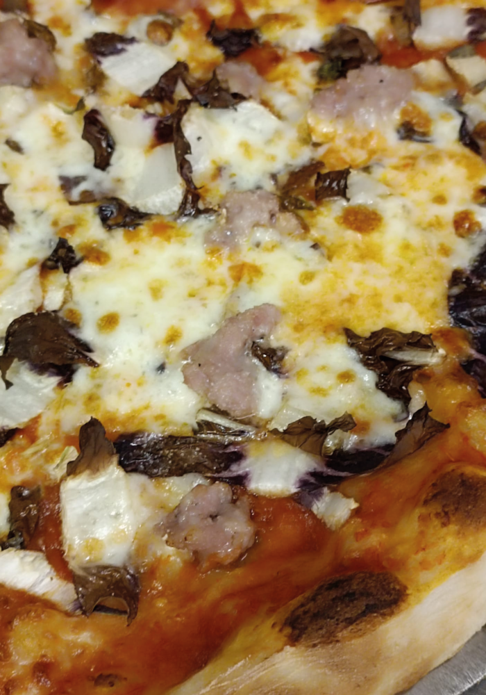 pizza con radicchio e salsiccia