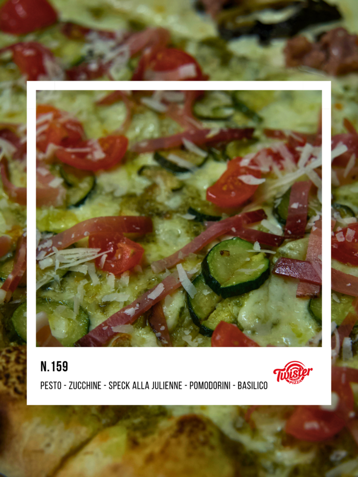 Pesto, zucchine, speck alla julienne, pomodorini, pesto
